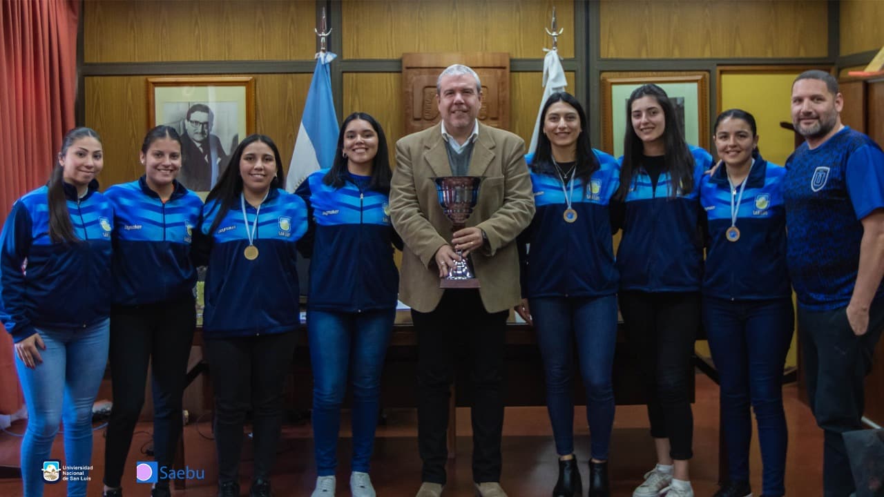 El equipo de Handball Femenino, fue recibido por el Rector de la UNSL, CPN Victor Moriñigo.