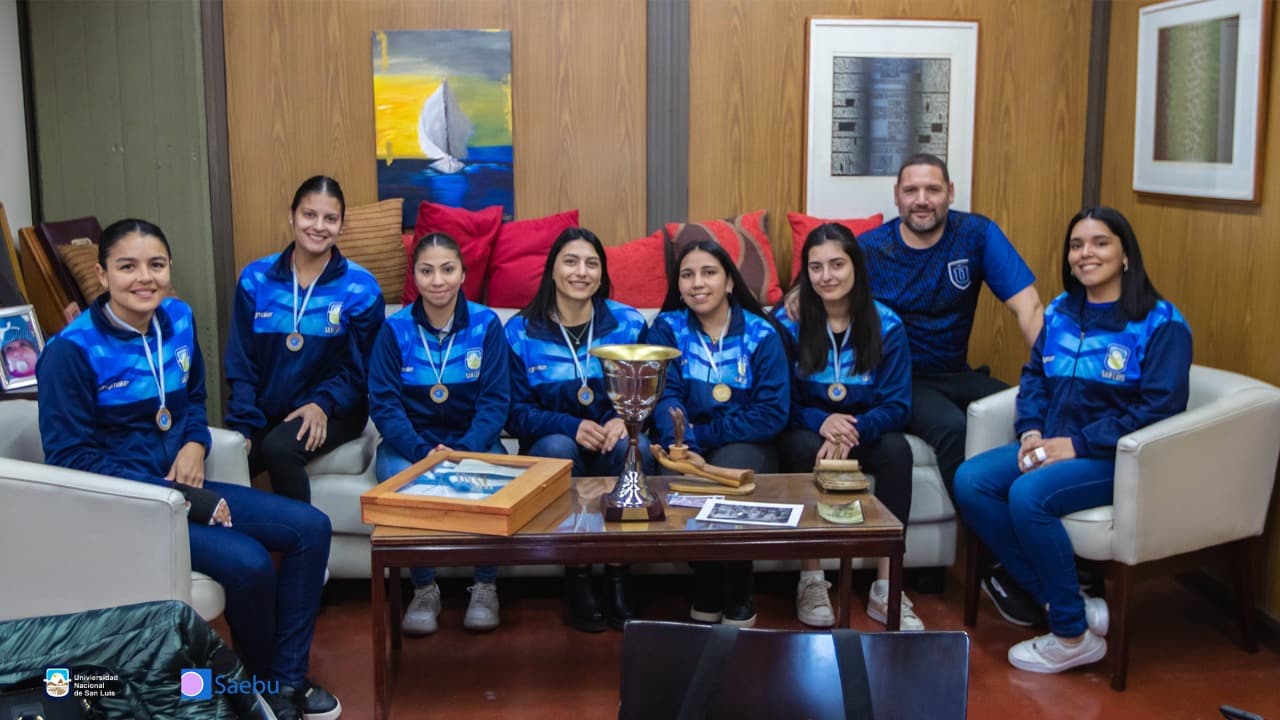 El equipo de Handball Femenino, fue recibido por el Rector de la UNSL, CPN Victor Moriñigo.